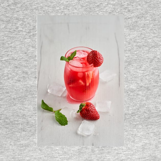 Strawberry cocktail with ice and fruits by naturalis